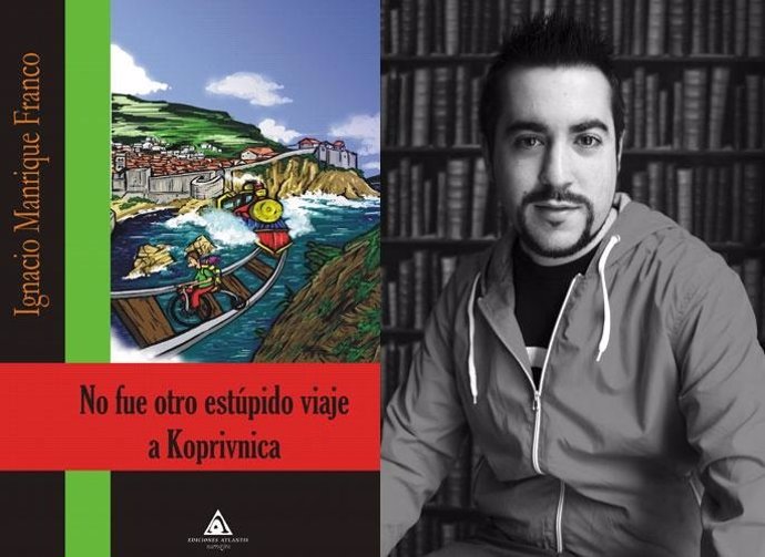 Ignacio Manrique junto a la portada de su libro