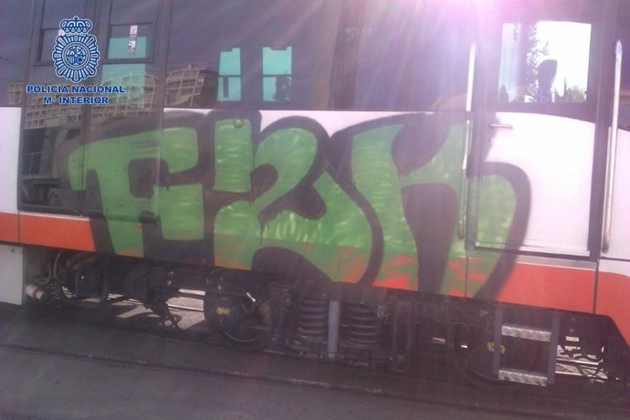 Graffiti en un vagón del tranvía