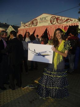 Una azafata de Raynair en la Feria de Sevilla