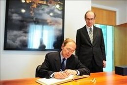 El presidente del Senado firma en el libro de honor del Parlamento de Cantabria