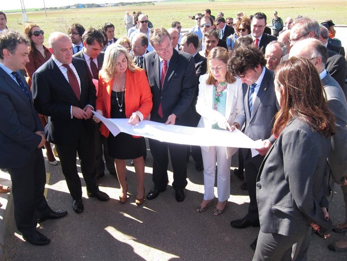 Pastor contempla los planos de los nuevos accesos al polígono de Tordesillas