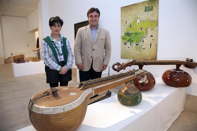 El alcalde y la concejala en la exposición de instrumentos antiguos