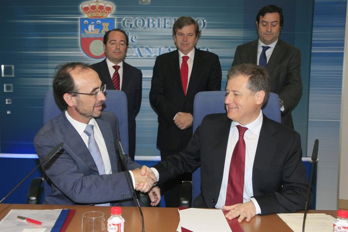 Marín y Arasti en la firma del convenio