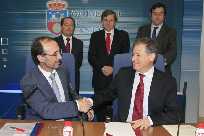 Marín y Arasti en la firma del convenio