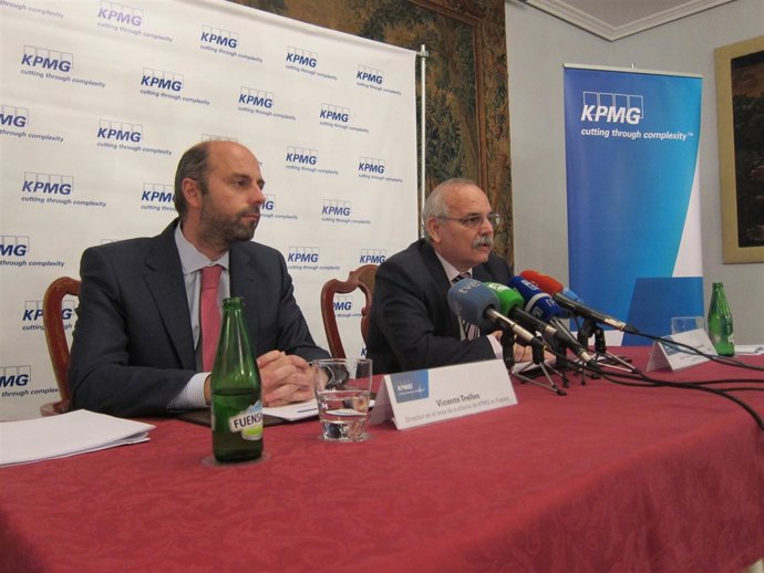 Trelles (izquierda) y Llorente, durante la presentación del informe. 