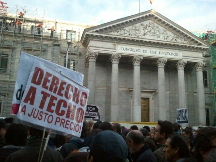 Concentración frente al Congreso contra los desahucios