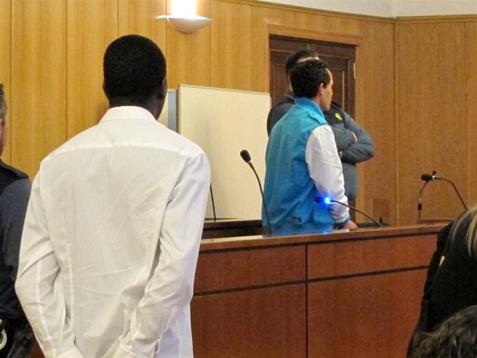 Fode B, en un primer plano, y Mohamed A, al fondo, en la Audiencia de Valladolid