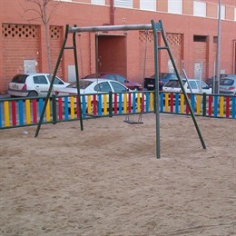 columpio parque infantil vacio