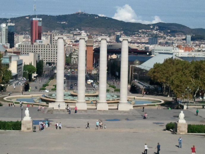 Las cuatro columnas de Puig i Cadafalch, en Montjuïc, con vistas a plaza Espanya