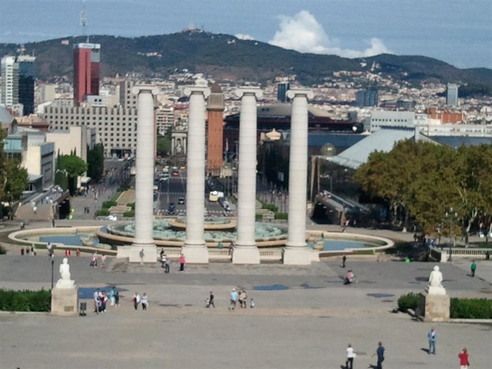 Las cuatro columnas de Puig i Cadafalch, en Montjuïc, con vistas a plaza Espanya