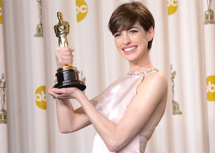 Anne Hathaway con su Óscar por los miserables