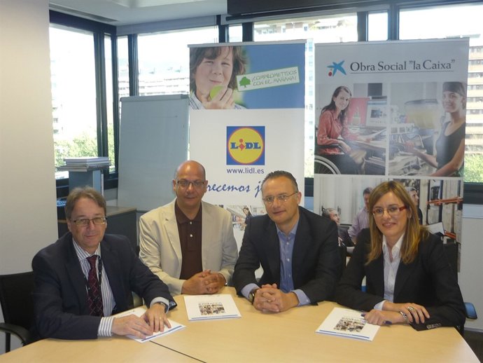 Representantes De Lidl Y 'La Caixa' En El Momento De La Firma Del Convenio