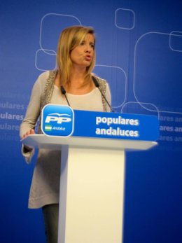 La secretaria de Turismo del PP-A, Rosario Alarcón, hoy en rueda de prensa 