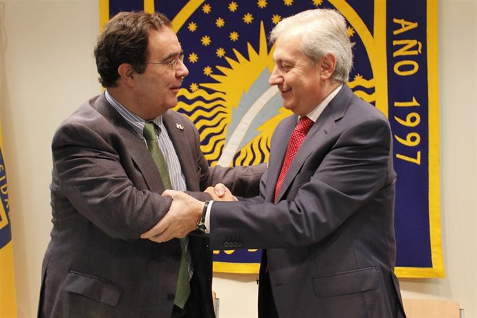 El rector de la UPO, Vicente Guzmán, y el vocal del CGPJ Antonio Dorado