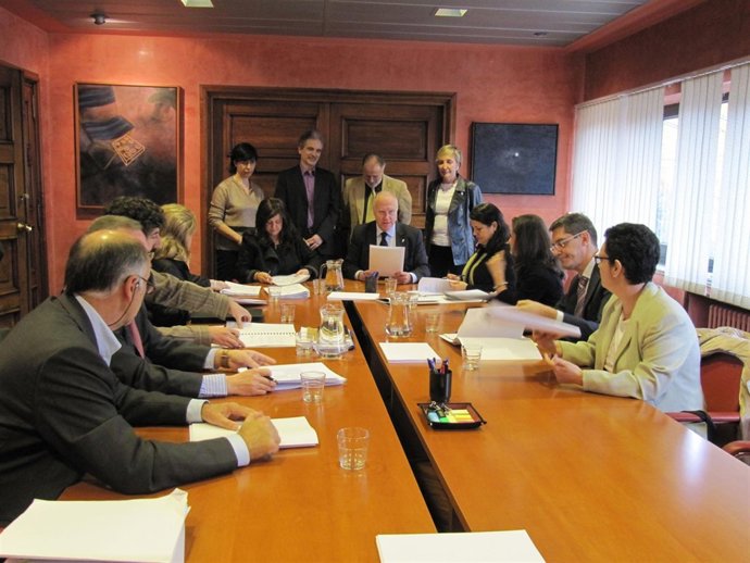 Firma del contrato entre las áreas sanitarias y el Sespa