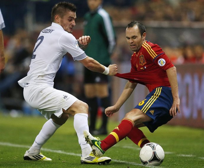 Andrés Iniesta (España) y Mathieu Debuchy (Francia), selección española
