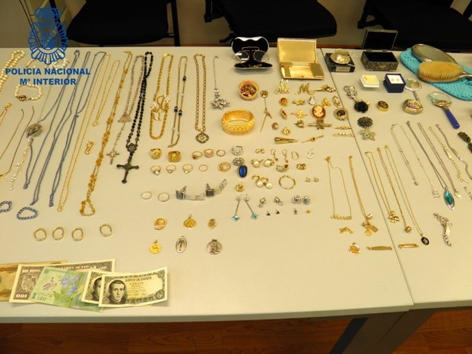 Detenidas dos mujeres por robar joyas