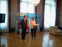 Cifuentes y empresarios de ocio nocturno coinciden en que la prohibición de fumar en los locales "no tiene vuelta atrás"