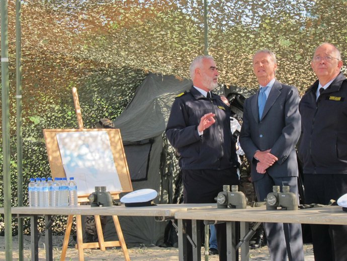 El ministro de Defensa, Pedro Morenés, asiste a un ejercicio de la Armada