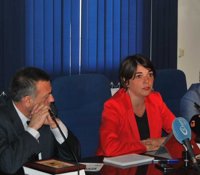 Cortés afirma que el número de viviendas vacías "describe una situación insostenible" y "avala" la política de la Junta