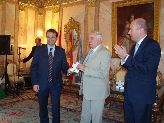 Entrega de la ayuda a la Hermandad