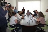 Hernández Carrón se reúne con miembros de Plataforma por la Renta Básica de Extremadura para analizar la futura ley