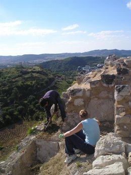 Jóvenes en un campo de trabajo en el entorno del castillo de Zalatambor.