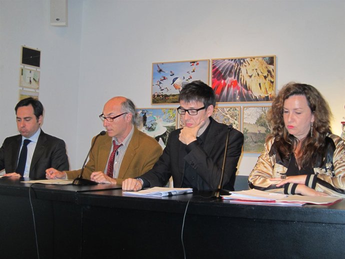 En el centro, Vicenç Altaió y Jordi Sellas en la presentación de Arts Libris.