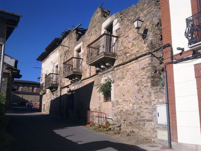 Imagen del Palacio de los Carral de Villar de los Barrios (León). 