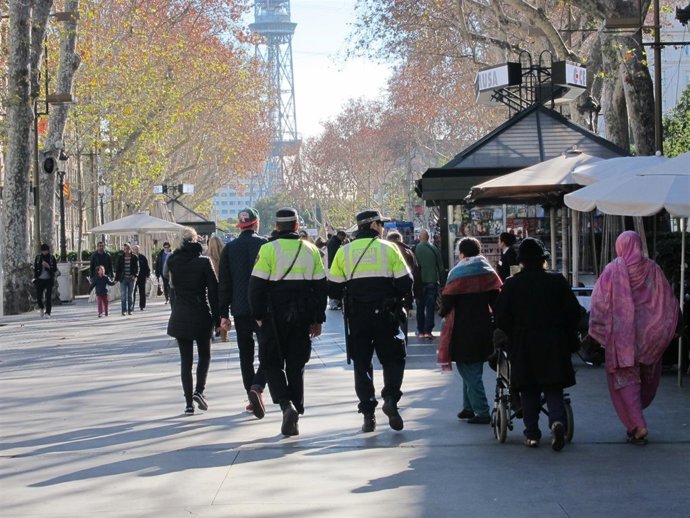Una patrulla de Urbana patrullando La Rambla