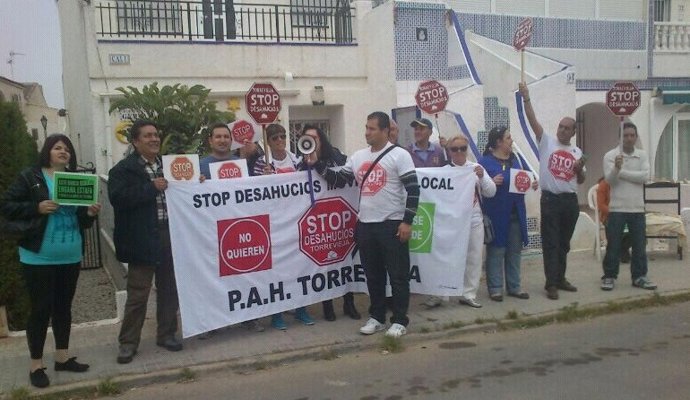 Miembros de la PAH se movilizan para impedir un desahucio