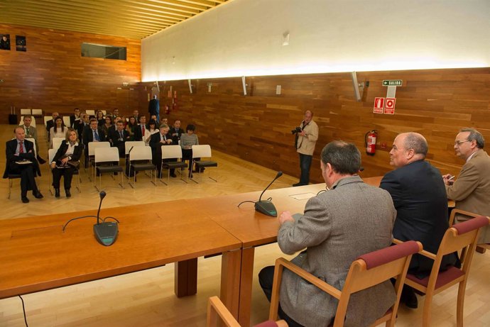 El consejero Zarraluqui se reúne con representantes de entidades financieras.