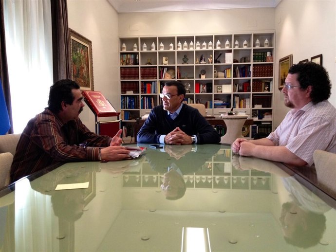 El presidente de la Diputación, Ignacio Caraballo, y empleados del Hotel Oasis. 