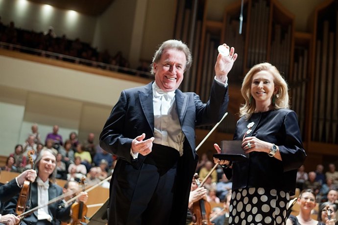 Buchbinder recibe la Medalla 25 Aniversario Palau de manos de Beneyto.