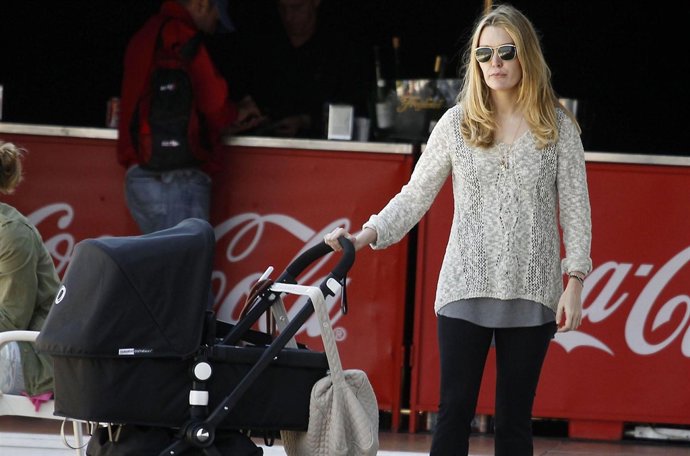 Marta Ortega en la hípica con su hijo