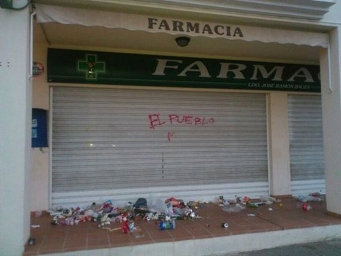 La farmacia de Bauzá ha aparecida rodeada de basura