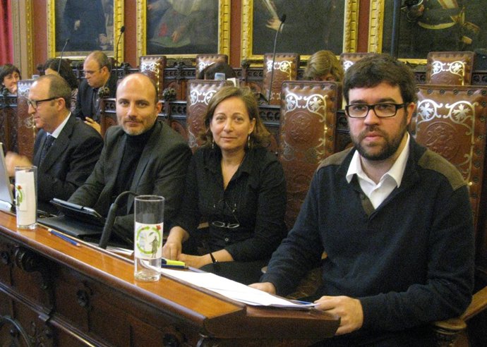 Regidores de MÉS per Palma con vasos de vidrio