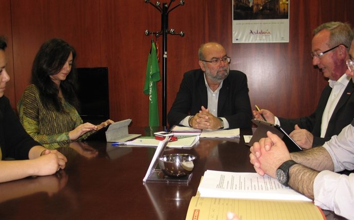 Antonio Jesús Roldán con empleados de cafeterías de la terminal de Sevilla.