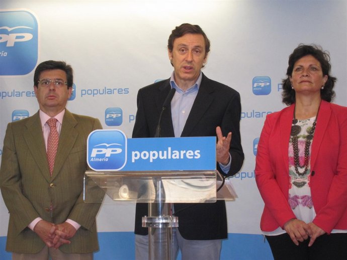 Hernando, en rueda de prensa junto a Matarí y Navarro