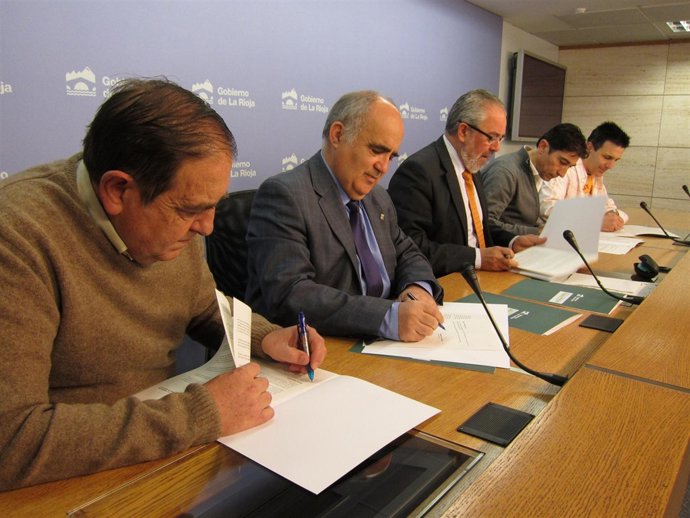 Firma convenios con Servicios Sociales