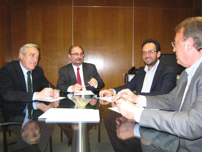 Sada, Lambán, Hernando y Pérez Anadón (PSOE) en su reunión en las Cortes