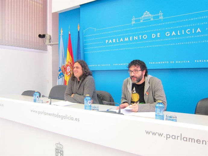 Los diputados de AGE Antón Sánchez y Juan Fajardo en rueda de prensa