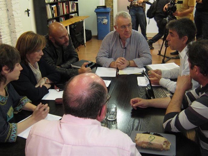 EUPV e Izquiera Plural con miembros de la Asociación del Accidente del Metro