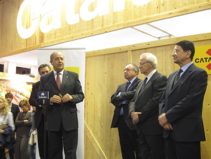 El conseller F.Puig (izqda) junto a  J.L.Bonet (Fira) y M.Valls (Cámara de Bcn)