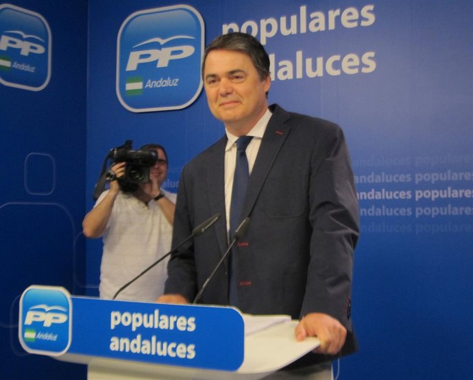 El portavoz del PP-A en el Parlamento, Carlos Rojas, hoy en rueda de prensa 