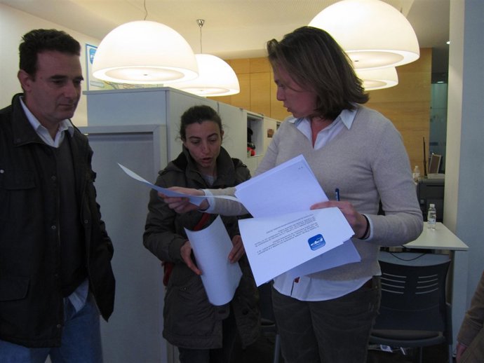 Varios miembros de Asamblea Logroño 15M en la sede del PP