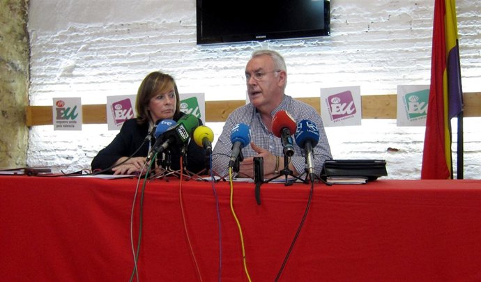 Marga Sanz y Cayo Lara en rueda de prensa