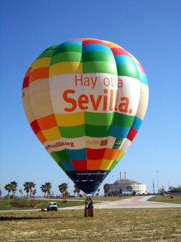 Globo aeroestático de la campaña 'Hay otra Sevilla'