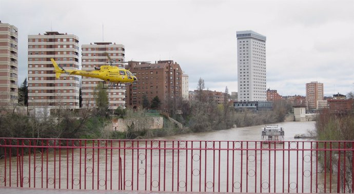 Un helicóptero de emergencias, durante los primeros días de la búsqueda 