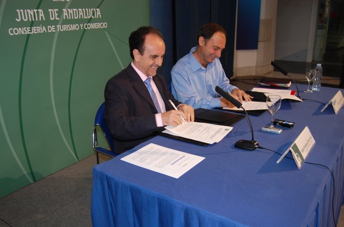 El consejero Rafael Rodríguez y el presidente del Aula del Mar Juan jesus Martín